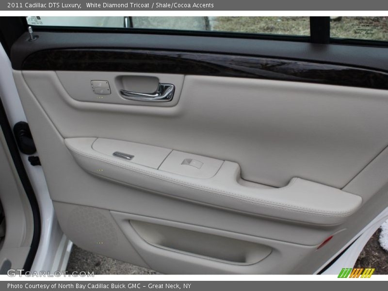 White Diamond Tricoat / Shale/Cocoa Accents 2011 Cadillac DTS Luxury