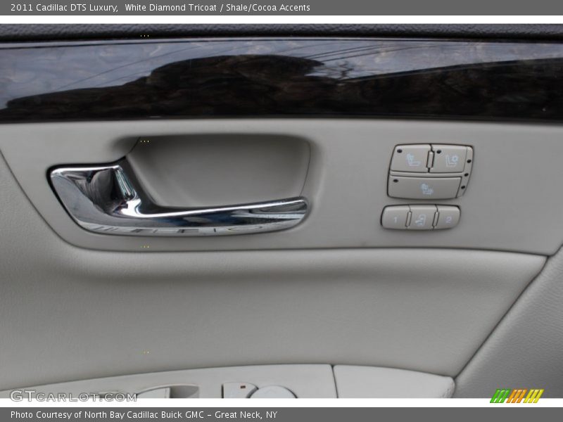 White Diamond Tricoat / Shale/Cocoa Accents 2011 Cadillac DTS Luxury