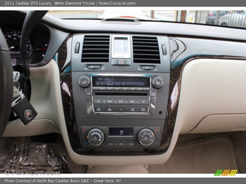 White Diamond Tricoat / Shale/Cocoa Accents 2011 Cadillac DTS Luxury