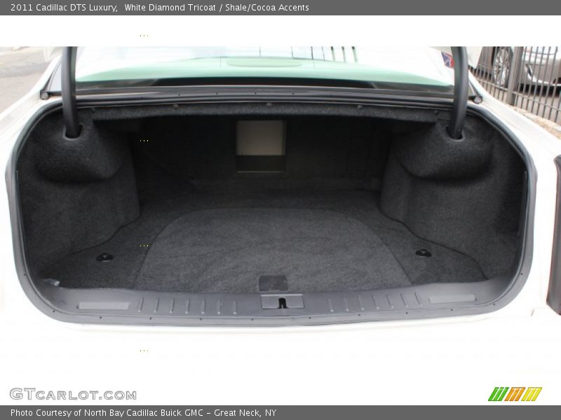 White Diamond Tricoat / Shale/Cocoa Accents 2011 Cadillac DTS Luxury