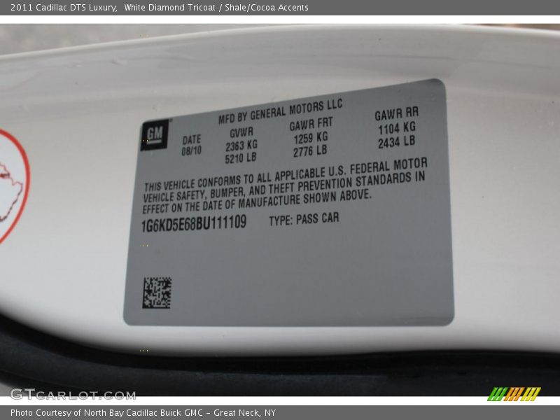 White Diamond Tricoat / Shale/Cocoa Accents 2011 Cadillac DTS Luxury
