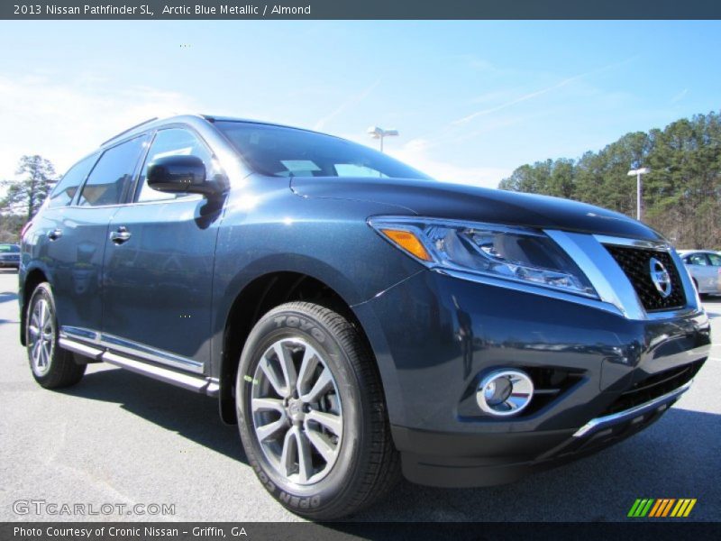 Front 3/4 View of 2013 Pathfinder SL