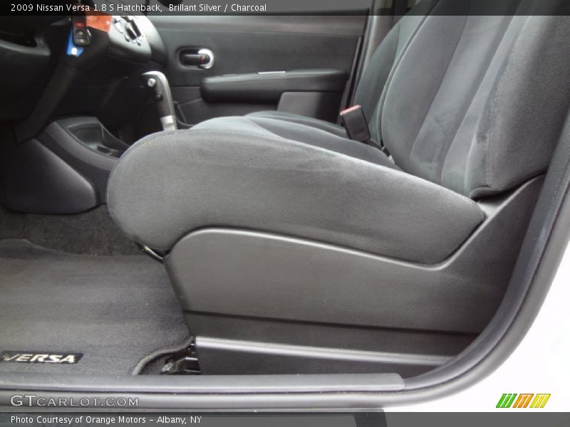Brillant Silver / Charcoal 2009 Nissan Versa 1.8 S Hatchback