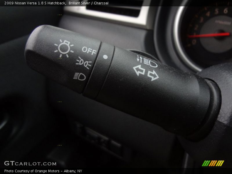 Brillant Silver / Charcoal 2009 Nissan Versa 1.8 S Hatchback