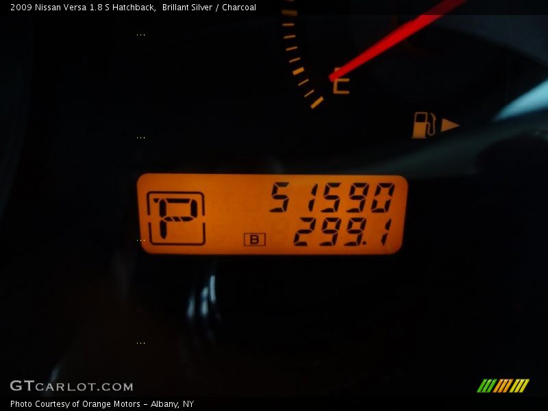 Brillant Silver / Charcoal 2009 Nissan Versa 1.8 S Hatchback