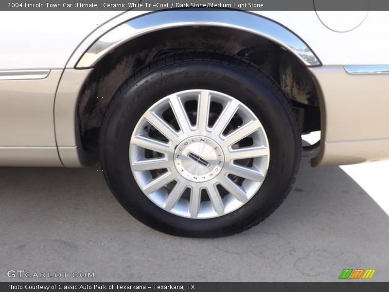 Ceramic White Tri-Coat / Dark Stone/Medium Light Stone 2004 Lincoln Town Car Ultimate