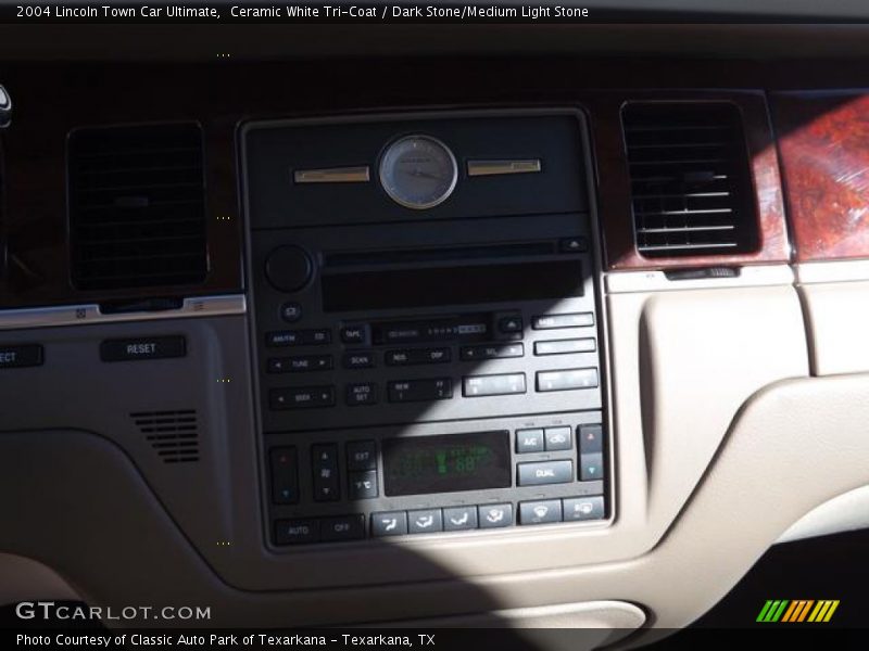 Ceramic White Tri-Coat / Dark Stone/Medium Light Stone 2004 Lincoln Town Car Ultimate