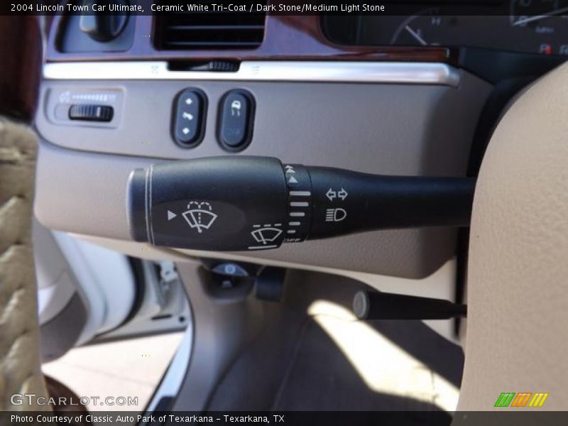 Ceramic White Tri-Coat / Dark Stone/Medium Light Stone 2004 Lincoln Town Car Ultimate