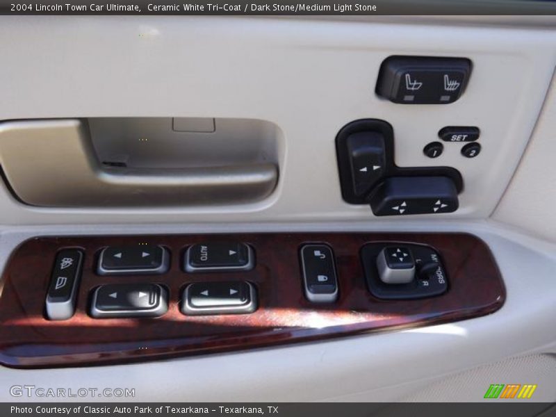 Ceramic White Tri-Coat / Dark Stone/Medium Light Stone 2004 Lincoln Town Car Ultimate