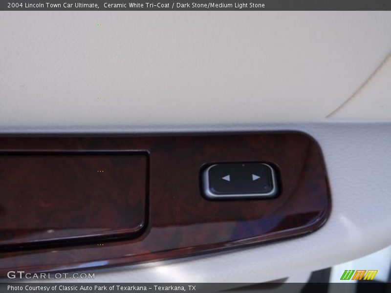 Ceramic White Tri-Coat / Dark Stone/Medium Light Stone 2004 Lincoln Town Car Ultimate