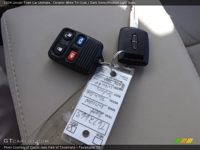 Ceramic White Tri-Coat / Dark Stone/Medium Light Stone 2004 Lincoln Town Car Ultimate