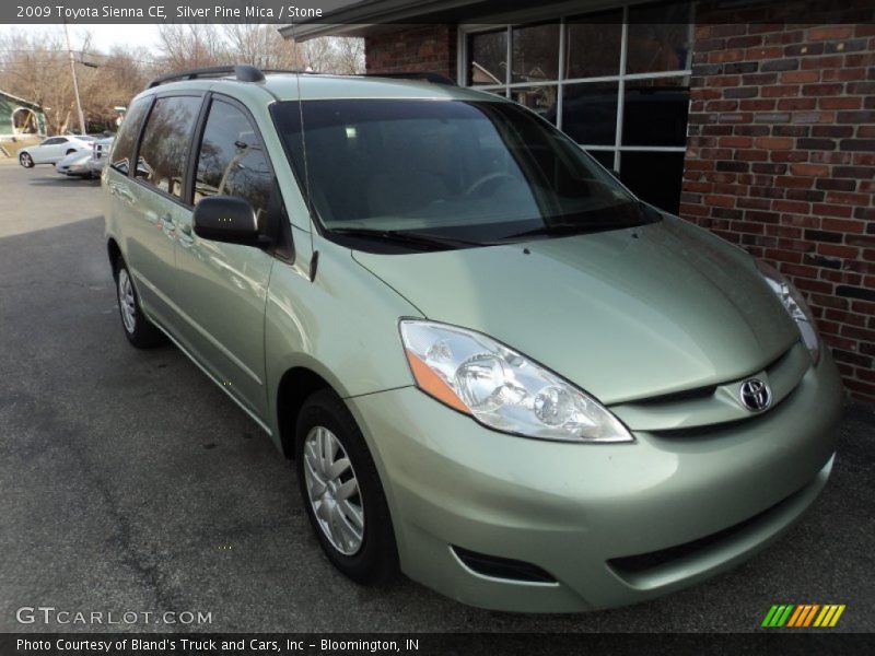 Front 3/4 View of 2009 Sienna CE