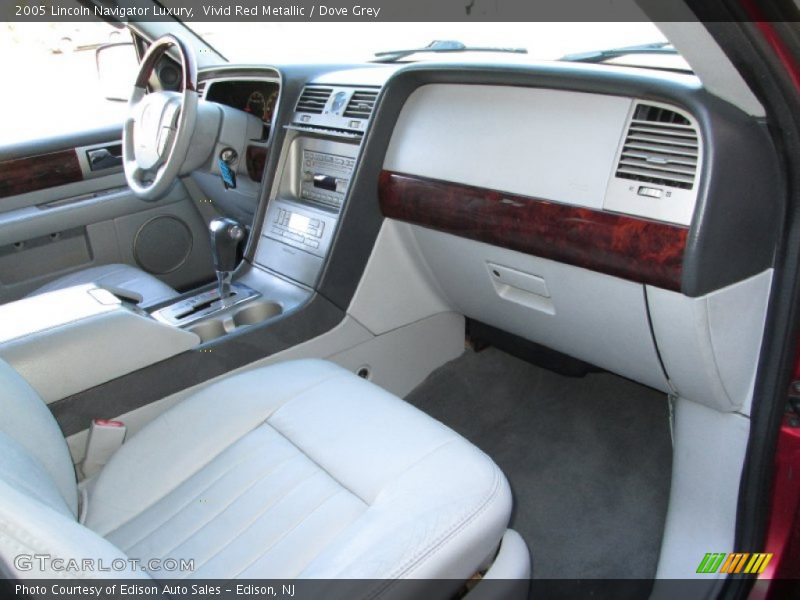 Dashboard of 2005 Navigator Luxury