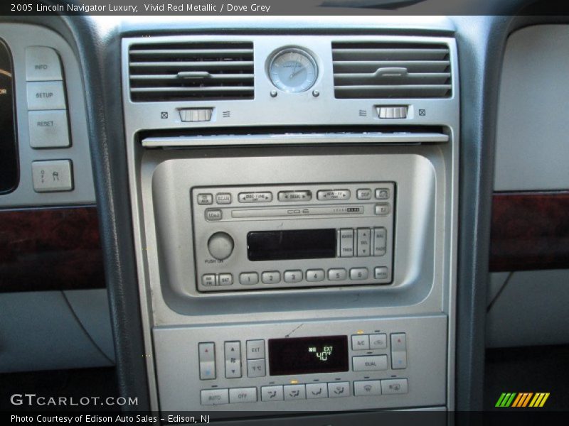 Controls of 2005 Navigator Luxury