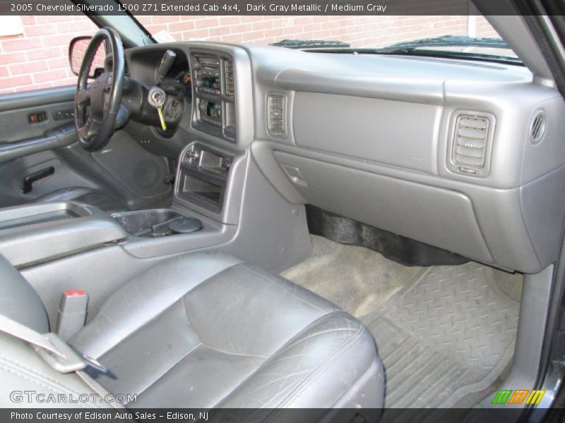Dashboard of 2005 Silverado 1500 Z71 Extended Cab 4x4