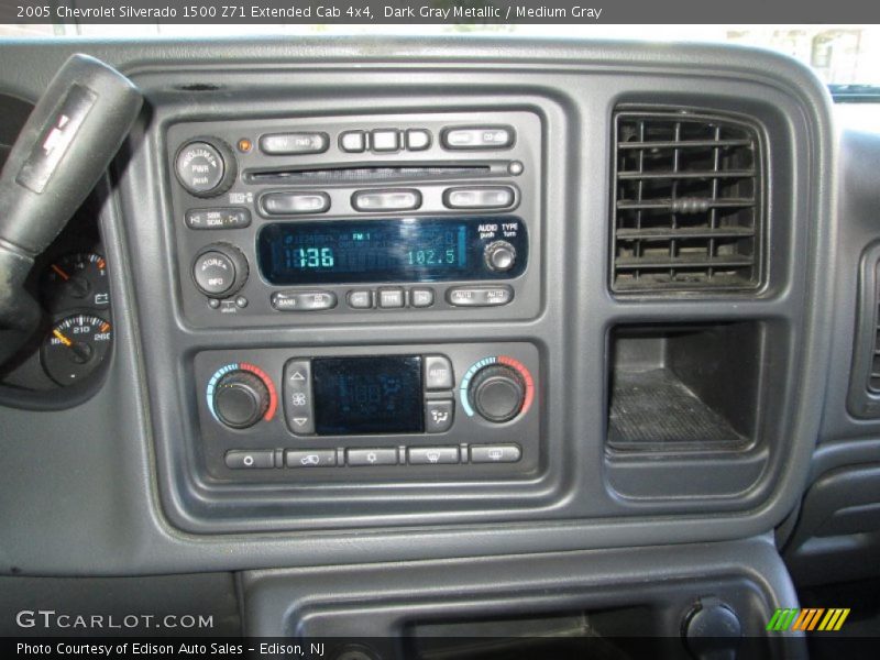 Controls of 2005 Silverado 1500 Z71 Extended Cab 4x4