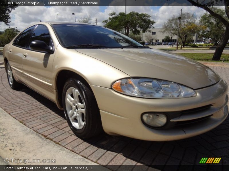 Front 3/4 View of 2001 Intrepid ES