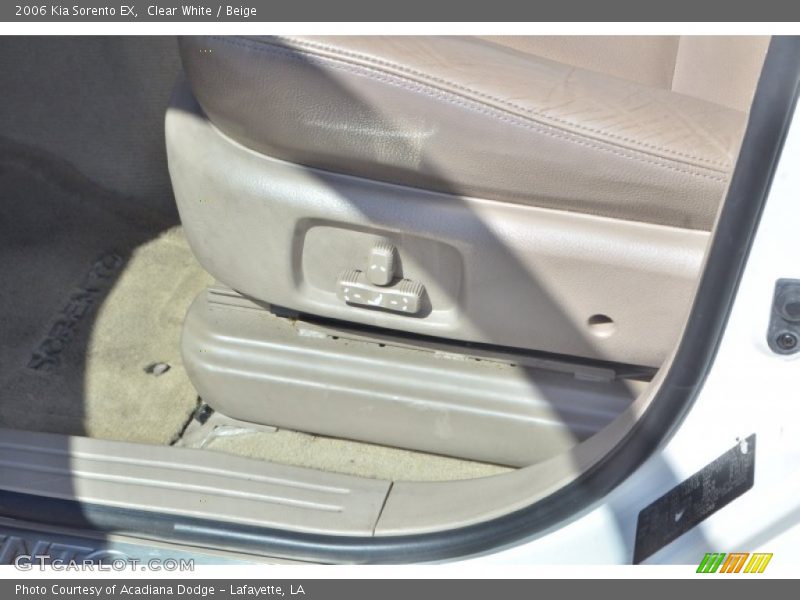 Clear White / Beige 2006 Kia Sorento EX
