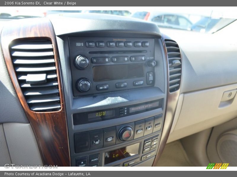 Clear White / Beige 2006 Kia Sorento EX