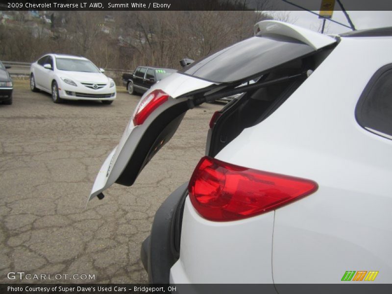 Summit White / Ebony 2009 Chevrolet Traverse LT AWD