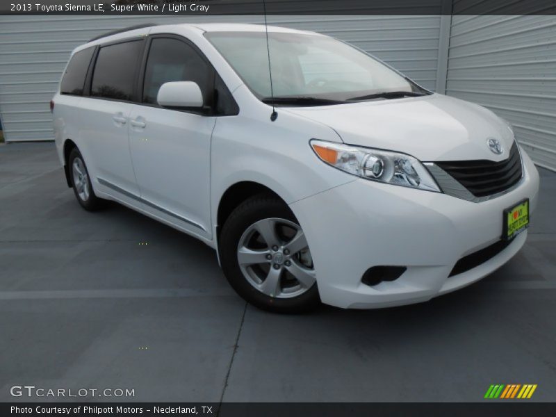 Front 3/4 View of 2013 Sienna LE