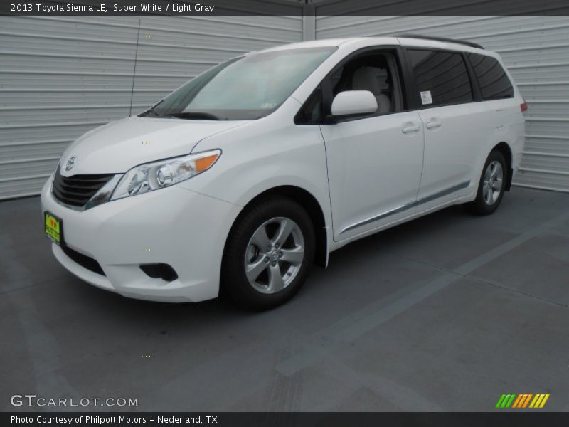 Front 3/4 View of 2013 Sienna LE