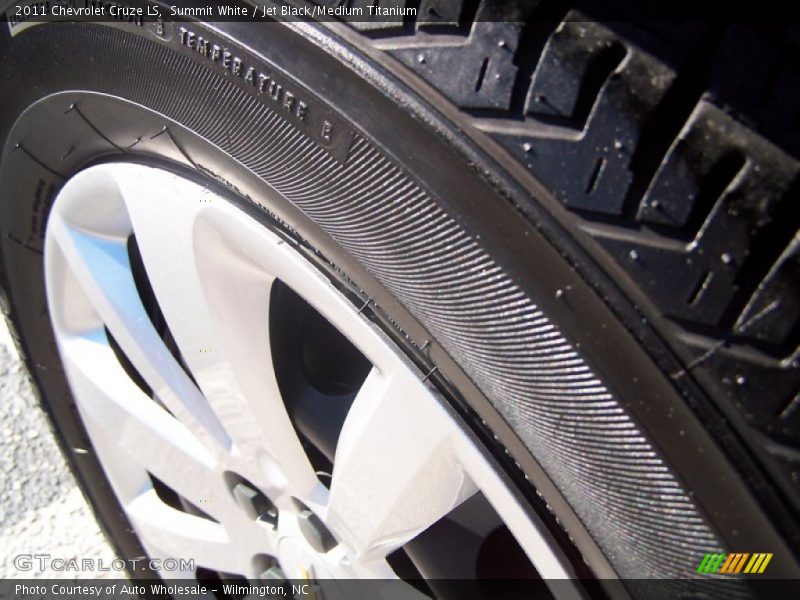 Summit White / Jet Black/Medium Titanium 2011 Chevrolet Cruze LS