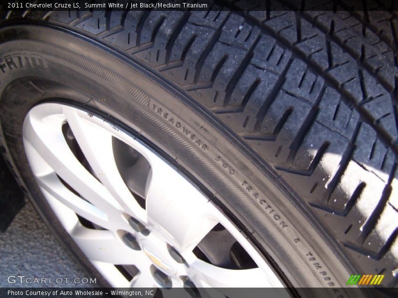 Summit White / Jet Black/Medium Titanium 2011 Chevrolet Cruze LS