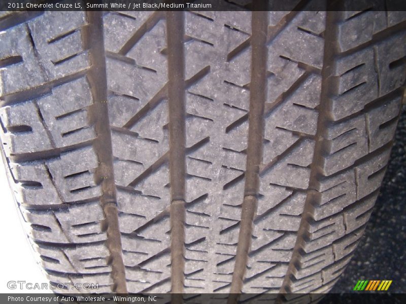 Summit White / Jet Black/Medium Titanium 2011 Chevrolet Cruze LS