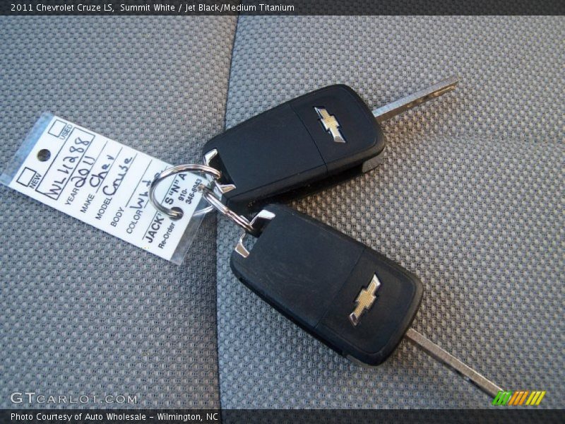 Summit White / Jet Black/Medium Titanium 2011 Chevrolet Cruze LS
