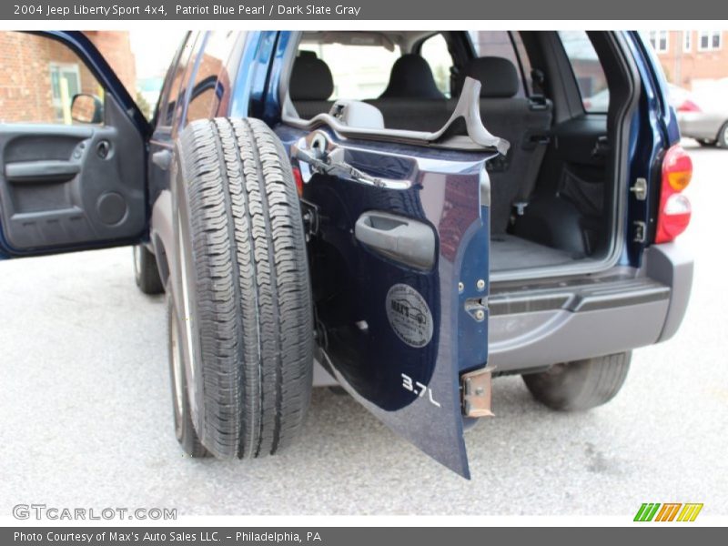 Patriot Blue Pearl / Dark Slate Gray 2004 Jeep Liberty Sport 4x4