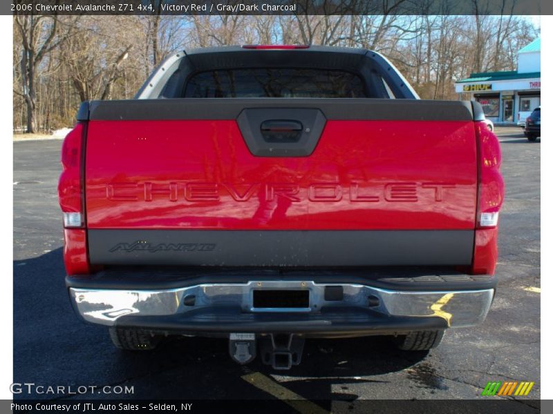 Victory Red / Gray/Dark Charcoal 2006 Chevrolet Avalanche Z71 4x4