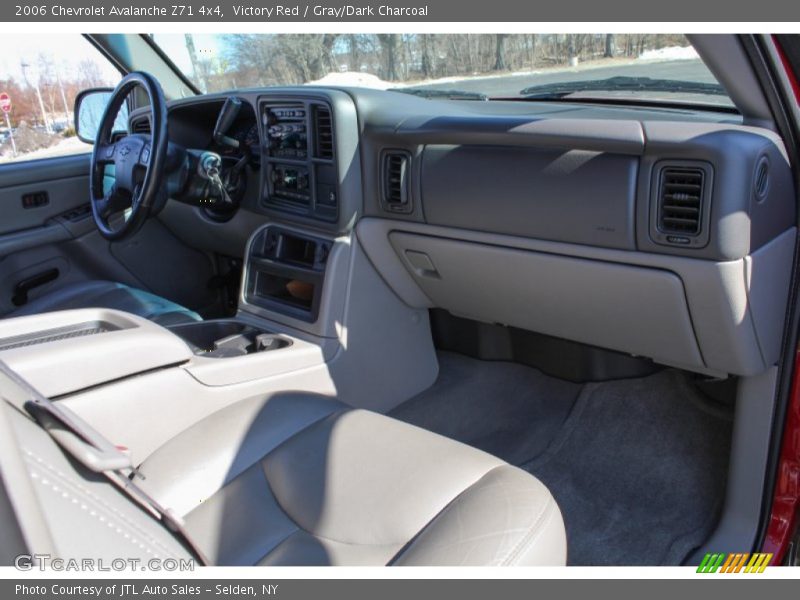 Dashboard of 2006 Avalanche Z71 4x4