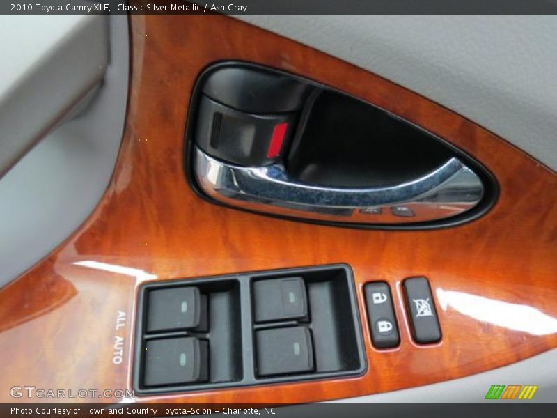 Controls of 2010 Camry XLE