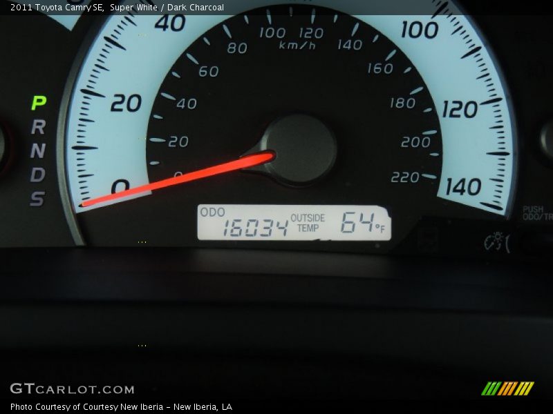 Super White / Dark Charcoal 2011 Toyota Camry SE