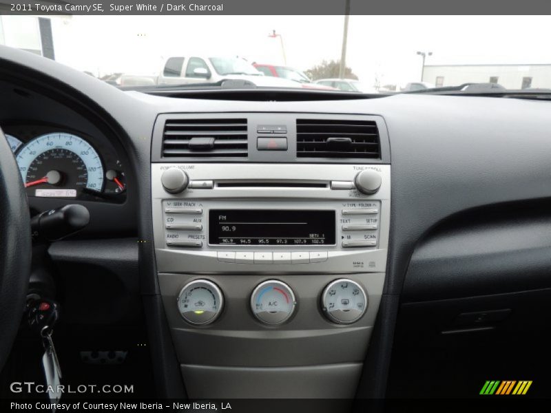 Controls of 2011 Camry SE