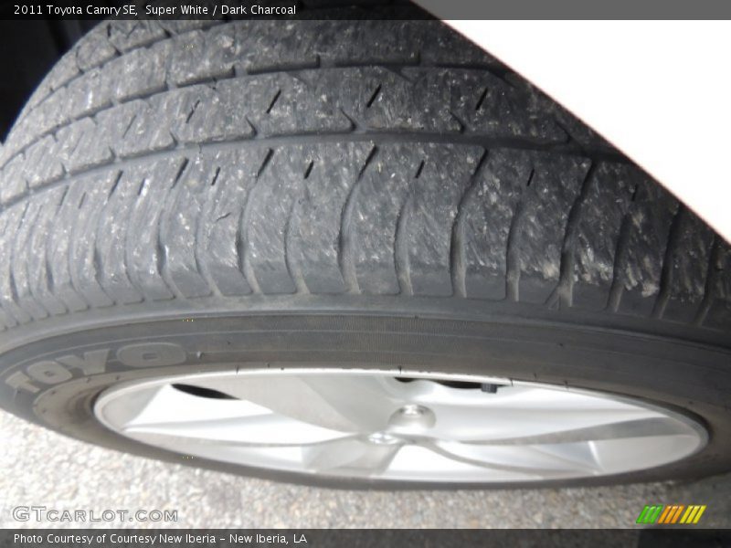 Super White / Dark Charcoal 2011 Toyota Camry SE