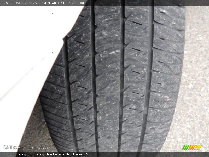 Super White / Dark Charcoal 2011 Toyota Camry SE
