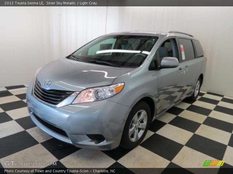 Front 3/4 View of 2013 Sienna LE