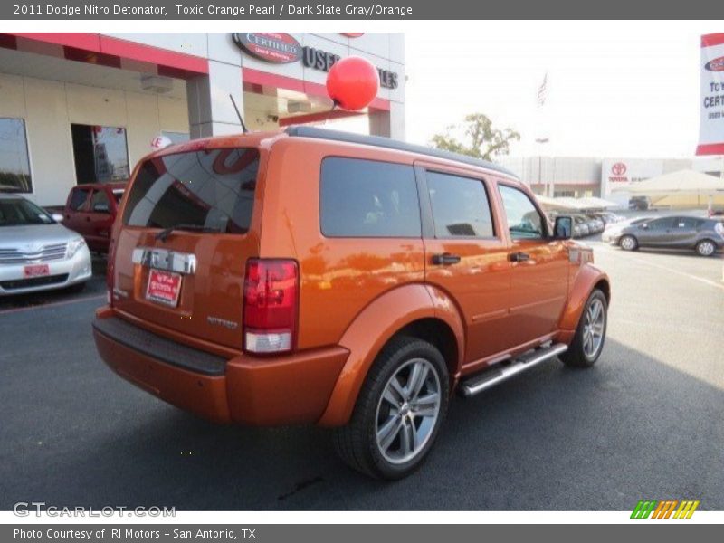 Toxic Orange Pearl / Dark Slate Gray/Orange 2011 Dodge Nitro Detonator