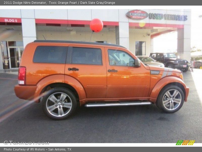 Toxic Orange Pearl / Dark Slate Gray/Orange 2011 Dodge Nitro Detonator