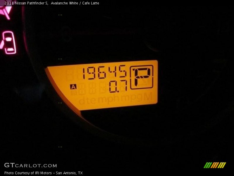 Avalanche White / Cafe Latte 2011 Nissan Pathfinder S