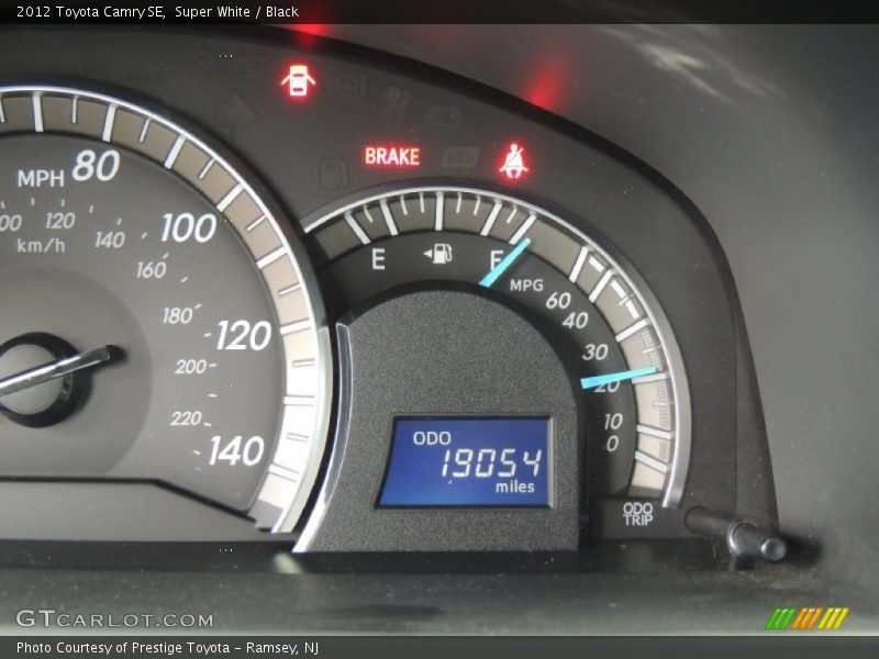 Super White / Black 2012 Toyota Camry SE