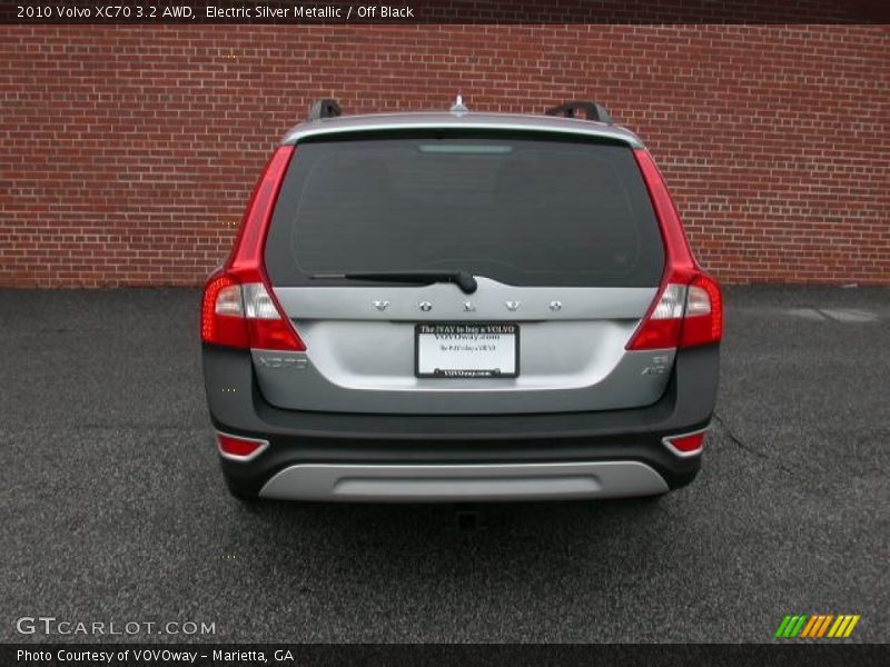 Electric Silver Metallic / Off Black 2010 Volvo XC70 3.2 AWD