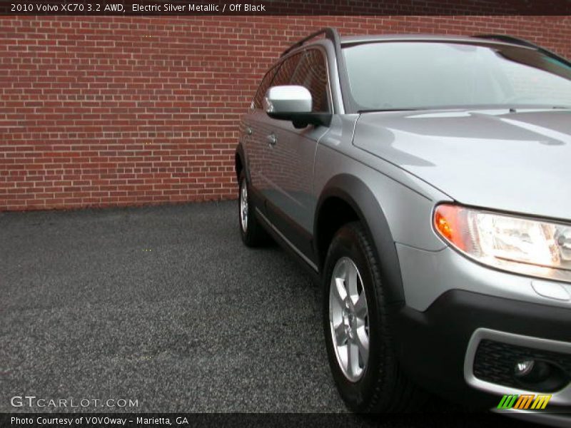 Electric Silver Metallic / Off Black 2010 Volvo XC70 3.2 AWD