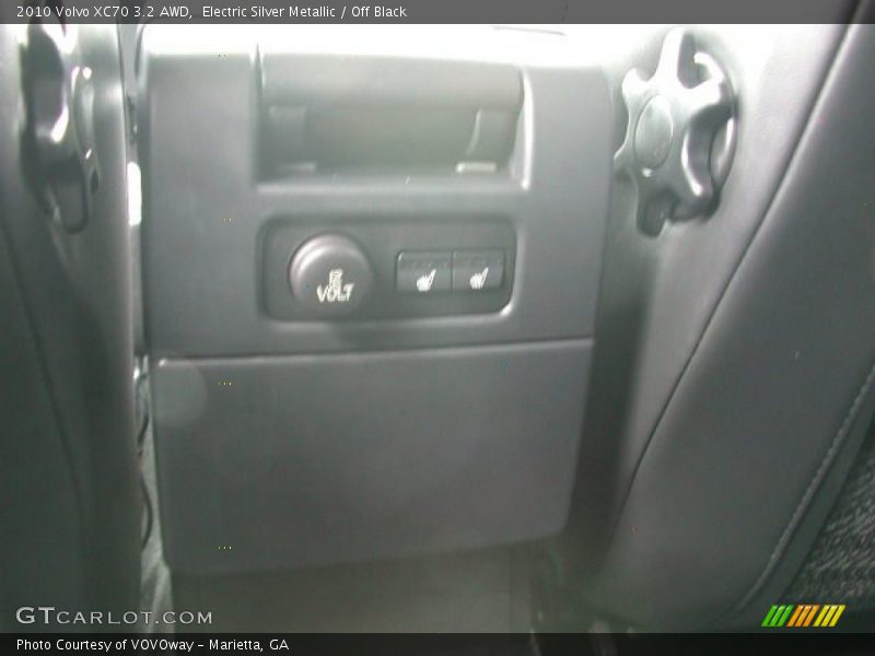 Electric Silver Metallic / Off Black 2010 Volvo XC70 3.2 AWD