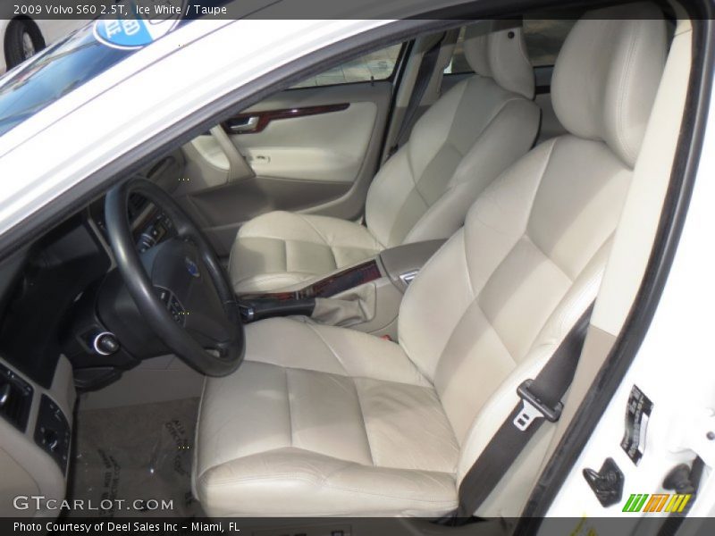 Front Seat of 2009 S60 2.5T