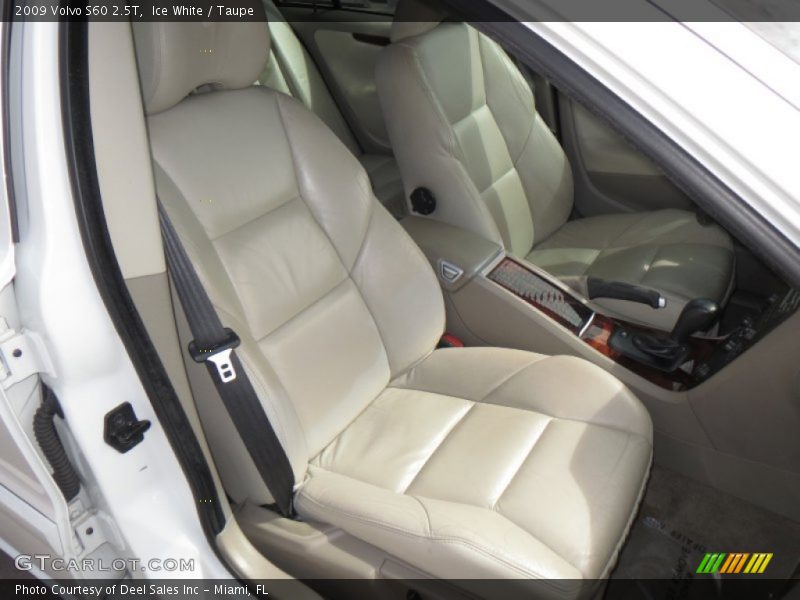 Front Seat of 2009 S60 2.5T