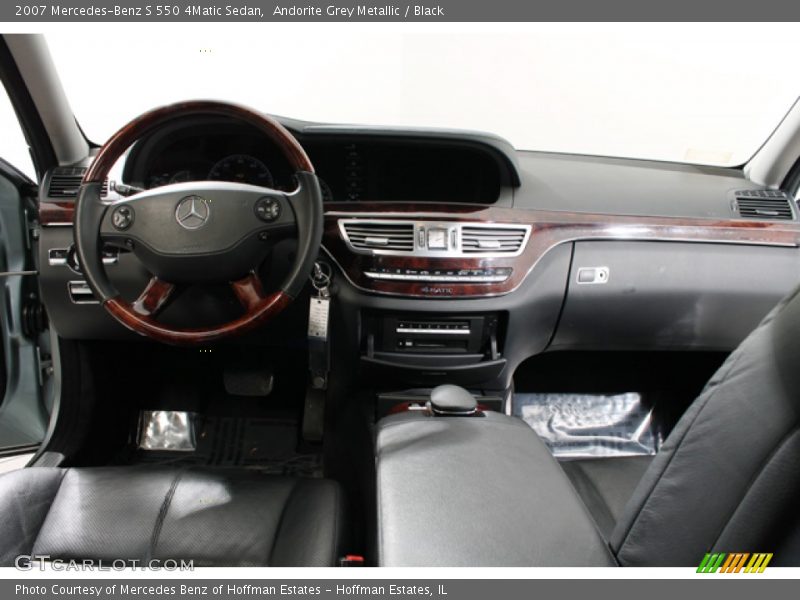 Dashboard of 2007 S 550 4Matic Sedan