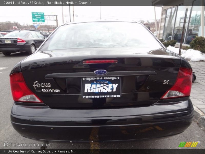 Pitch Black / Medium Graphite 2004 Ford Focus SE Sedan